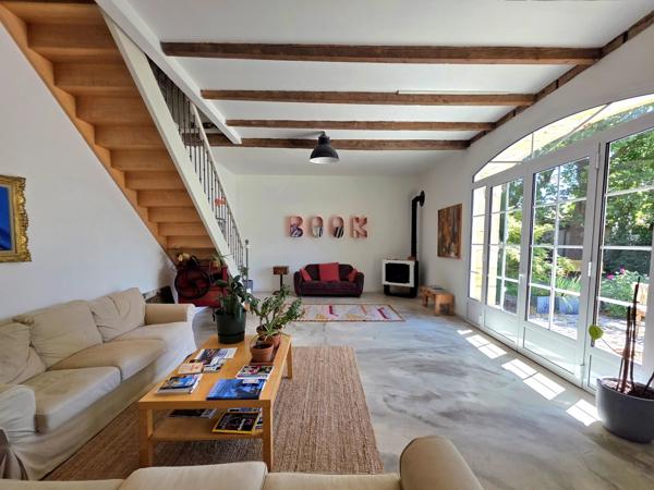 Ferme de style périgordien avec opportunités commerciales