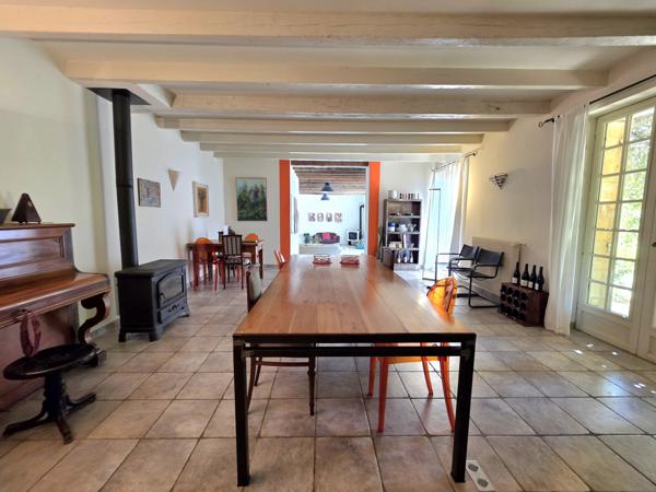 Ferme de style périgordien avec opportunités commerciales