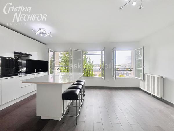 Situé au 3 étage d’une résidence moderne et sécurisée datant de 2013, cet appartement 3 pièces vous séduira par sa luminosité, son
emplacement privilégié et son agencement optimisé.

Idéalement placé en plein centre-ville de SERRIS, à seulement 20 minutes à pied de Disneyland Paris, ce bien rare vous offre un quotidien
pratique et agréable :

Au pied de la résidence : boulangerie, restaurants, deux arrêts de bus, commerces de proximité, Place Toscane, etc.
À 10 minutes à pied du RER A, 500 m du lycée Émile du Châtelet, à 2 minutes du Val d’Europe et de la Vallée Village.
L’appartement se compose de :
• Une entrée avec placard
• Deux grands chambres
• Une salle de bain
• Un WC séparé
• Un grand séjour lumineux avec cuisine ouverte, aménagée et équipée

• Résidence récente (2013) avec ascenseur
• Appartement lumineux avec une vue degagéé et sans vis-à-vis
• Une place de parking en sous-sol sécurisé
• Environnement calme et verdoyant
• Proximité immédiate de toutes les commodités
Un bien idéal en résidence principale comme en investissement patrimonial, dans l’un des secteurs les plus recherchés du secteur.
Contactez-moi dès aujourd’hui pour une visite !