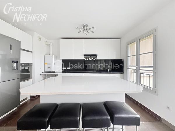 Situé au 3 étage d’une résidence moderne et sécurisée datant de 2013, cet appartement 3 pièces vous séduira par sa luminosité, son
emplacement privilégié et son agencement optimisé.

Idéalement placé en plein centre-ville de SERRIS, à seulement 20 minutes à pied de Disneyland Paris, ce bien rare vous offre un quotidien
pratique et agréable :

Au pied de la résidence : boulangerie, restaurants, deux arrêts de bus, commerces de proximité, Place Toscane, etc.
À 10 minutes à pied du RER A, 500 m du lycée Émile du Châtelet, à 2 minutes du Val d’Europe et de la Vallée Village.
L’appartement se compose de :
• Une entrée avec placard
• Deux grands chambres
• Une salle de bain
• Un WC séparé
• Un grand séjour lumineux avec cuisine ouverte, aménagée et équipée

• Résidence récente (2013) avec ascenseur
• Appartement lumineux avec une vue degagéé et sans vis-à-vis
• Une place de parking en sous-sol sécurisé
• Environnement calme et verdoyant
• Proximité immédiate de toutes les commodités
Un bien idéal en résidence principale comme en investissement patrimonial, dans l’un des secteurs les plus recherchés du secteur.
Contactez-moi dès aujourd’hui pour une visite !
