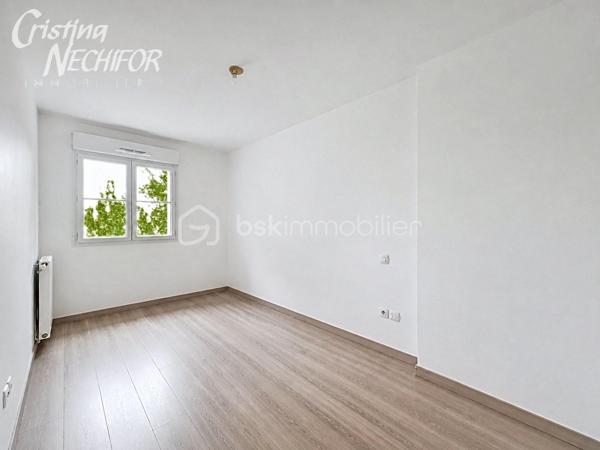 Situé au 3 étage d’une résidence moderne et sécurisée datant de 2013, cet appartement 3 pièces vous séduira par sa luminosité, son
emplacement privilégié et son agencement optimisé.

Idéalement placé en plein centre-ville de SERRIS, à seulement 20 minutes à pied de Disneyland Paris, ce bien rare vous offre un quotidien
pratique et agréable :

Au pied de la résidence : boulangerie, restaurants, deux arrêts de bus, commerces de proximité, Place Toscane, etc.
À 10 minutes à pied du RER A, 500 m du lycée Émile du Châtelet, à 2 minutes du Val d’Europe et de la Vallée Village.
L’appartement se compose de :
• Une entrée avec placard
• Deux grands chambres
• Une salle de bain
• Un WC séparé
• Un grand séjour lumineux avec cuisine ouverte, aménagée et équipée

• Résidence récente (2013) avec ascenseur
• Appartement lumineux avec une vue degagéé et sans vis-à-vis
• Une place de parking en sous-sol sécurisé
• Environnement calme et verdoyant
• Proximité immédiate de toutes les commodités
Un bien idéal en résidence principale comme en investissement patrimonial, dans l’un des secteurs les plus recherchés du secteur.
Contactez-moi dès aujourd’hui pour une visite !