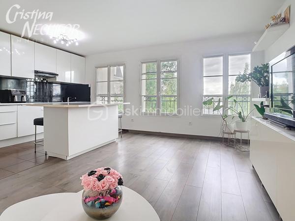 Situé au 3 étage d’une résidence moderne et sécurisée datant de 2013, cet appartement 3 pièces vous séduira par sa luminosité, son
emplacement privilégié et son agencement optimisé.

Idéalement placé en plein centre-ville de SERRIS, à seulement 20 minutes à pied de Disneyland Paris, ce bien rare vous offre un quotidien
pratique et agréable :

Au pied de la résidence : boulangerie, restaurants, deux arrêts de bus, commerces de proximité, Place Toscane, etc.
À 10 minutes à pied du RER A, 500 m du lycée Émile du Châtelet, à 2 minutes du Val d’Europe et de la Vallée Village.
L’appartement se compose de :
• Une entrée avec placard
• Deux grands chambres
• Une salle de bain
• Un WC séparé
• Un grand séjour lumineux avec cuisine ouverte, aménagée et équipée

• Résidence récente (2013) avec ascenseur
• Appartement lumineux avec une vue degagéé et sans vis-à-vis
• Une place de parking en sous-sol sécurisé
• Environnement calme et verdoyant
• Proximité immédiate de toutes les commodités
Un bien idéal en résidence principale comme en investissement patrimonial, dans l’un des secteurs les plus recherchés du secteur.
Contactez-moi dès aujourd’hui pour une visite !