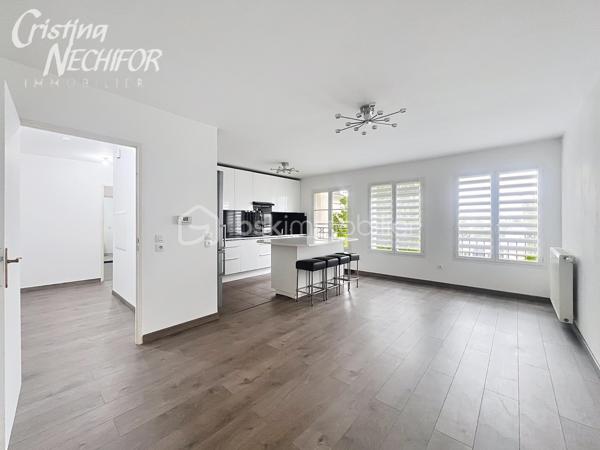 Situé au 3 étage d’une résidence moderne et sécurisée datant de 2013, cet appartement 3 pièces vous séduira par sa luminosité, son
emplacement privilégié et son agencement optimisé.

Idéalement placé en plein centre-ville de SERRIS, à seulement 20 minutes à pied de Disneyland Paris, ce bien rare vous offre un quotidien
pratique et agréable :

Au pied de la résidence : boulangerie, restaurants, deux arrêts de bus, commerces de proximité, Place Toscane, etc.
À 10 minutes à pied du RER A, 500 m du lycée Émile du Châtelet, à 2 minutes du Val d’Europe et de la Vallée Village.
L’appartement se compose de :
• Une entrée avec placard
• Deux grands chambres
• Une salle de bain
• Un WC séparé
• Un grand séjour lumineux avec cuisine ouverte, aménagée et équipée

• Résidence récente (2013) avec ascenseur
• Appartement lumineux avec une vue degagéé et sans vis-à-vis
• Une place de parking en sous-sol sécurisé
• Environnement calme et verdoyant
• Proximité immédiate de toutes les commodités
Un bien idéal en résidence principale comme en investissement patrimonial, dans l’un des secteurs les plus recherchés du secteur.
Contactez-moi dès aujourd’hui pour une visite !