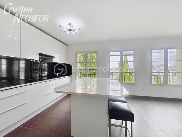 Situé au 3 étage d’une résidence moderne et sécurisée datant de 2013, cet appartement 3 pièces vous séduira par sa luminosité, son
emplacement privilégié et son agencement optimisé.

Idéalement placé en plein centre-ville de SERRIS, à seulement 20 minutes à pied de Disneyland Paris, ce bien rare vous offre un quotidien
pratique et agréable :

Au pied de la résidence : boulangerie, restaurants, deux arrêts de bus, commerces de proximité, Place Toscane, etc.
À 10 minutes à pied du RER A, 500 m du lycée Émile du Châtelet, à 2 minutes du Val d’Europe et de la Vallée Village.
L’appartement se compose de :
• Une entrée avec placard
• Deux grands chambres
• Une salle de bain
• Un WC séparé
• Un grand séjour lumineux avec cuisine ouverte, aménagée et équipée

• Résidence récente (2013) avec ascenseur
• Appartement lumineux avec une vue degagéé et sans vis-à-vis
• Une place de parking en sous-sol sécurisé
• Environnement calme et verdoyant
• Proximité immédiate de toutes les commodités
Un bien idéal en résidence principale comme en investissement patrimonial, dans l’un des secteurs les plus recherchés du secteur.
Contactez-moi dès aujourd’hui pour une visite !