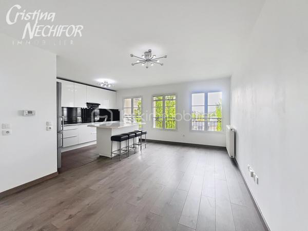 Situé au 3 étage d’une résidence moderne et sécurisée datant de 2013, cet appartement 3 pièces vous séduira par sa luminosité, son
emplacement privilégié et son agencement optimisé.

Idéalement placé en plein centre-ville de SERRIS, à seulement 20 minutes à pied de Disneyland Paris, ce bien rare vous offre un quotidien
pratique et agréable :

Au pied de la résidence : boulangerie, restaurants, deux arrêts de bus, commerces de proximité, Place Toscane, etc.
À 10 minutes à pied du RER A, 500 m du lycée Émile du Châtelet, à 2 minutes du Val d’Europe et de la Vallée Village.
L’appartement se compose de :
• Une entrée avec placard
• Deux grands chambres
• Une salle de bain
• Un WC séparé
• Un grand séjour lumineux avec cuisine ouverte, aménagée et équipée

• Résidence récente (2013) avec ascenseur
• Appartement lumineux avec une vue degagéé et sans vis-à-vis
• Une place de parking en sous-sol sécurisé
• Environnement calme et verdoyant
• Proximité immédiate de toutes les commodités
Un bien idéal en résidence principale comme en investissement patrimonial, dans l’un des secteurs les plus recherchés du secteur.
Contactez-moi dès aujourd’hui pour une visite !