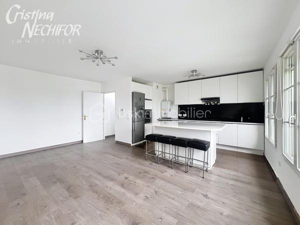 Situé au 3 étage d’une résidence moderne et sécurisée datant de 2013, cet appartement 3 pièces vous séduira par sa luminosité, son
emplacement privilégié et son agencement optimisé.

Idéalement placé en plein centre-ville de SERRIS, à seulement 20 minutes à pied de Disneyland Paris, ce bien rare vous offre un quotidien
pratique et agréable :

Au pied de la résidence : boulangerie, restaurants, deux arrêts de bus, commerces de proximité, Place Toscane, etc.
À 10 minutes à pied du RER A, 500 m du lycée Émile du Châtelet, à 2 minutes du Val d’Europe et de la Vallée Village.
L’appartement se compose de :
• Une entrée avec placard
• Deux grands chambres
• Une salle de bain
• Un WC séparé
• Un grand séjour lumineux avec cuisine ouverte, aménagée et équipée

• Résidence récente (2013) avec ascenseur
• Appartement lumineux avec une vue degagéé et sans vis-à-vis
• Une place de parking en sous-sol sécurisé
• Environnement calme et verdoyant
• Proximité immédiate de toutes les commodités
Un bien idéal en résidence principale comme en investissement patrimonial, dans l’un des secteurs les plus recherchés du secteur.
Contactez-moi dès aujourd’hui pour une visite !