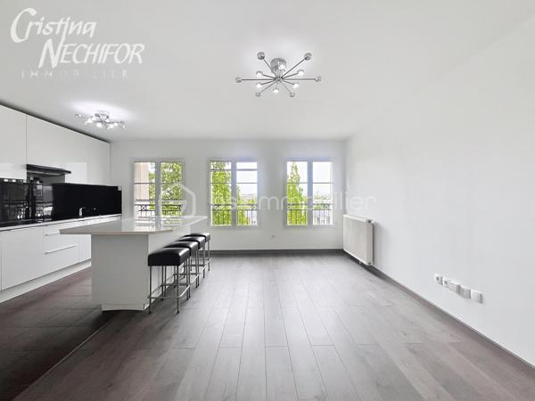 Situé au 3 étage d’une résidence moderne et sécurisée datant de 2013, cet appartement 3 pièces vous séduira par sa luminosité, son
emplacement privilégié et son agencement optimisé.

Idéalement placé en plein centre-ville de SERRIS, à seulement 20 minutes à pied de Disneyland Paris, ce bien rare vous offre un quotidien
pratique et agréable :

Au pied de la résidence : boulangerie, restaurants, deux arrêts de bus, commerces de proximité, Place Toscane, etc.
À 10 minutes à pied du RER A, 500 m du lycée Émile du Châtelet, à 2 minutes du Val d’Europe et de la Vallée Village.
L’appartement se compose de :
• Une entrée avec placard
• Deux grands chambres
• Une salle de bain
• Un WC séparé
• Un grand séjour lumineux avec cuisine ouverte, aménagée et équipée

• Résidence récente (2013) avec ascenseur
• Appartement lumineux avec une vue degagéé et sans vis-à-vis
• Une place de parking en sous-sol sécurisé
• Environnement calme et verdoyant
• Proximité immédiate de toutes les commodités
Un bien idéal en résidence principale comme en investissement patrimonial, dans l’un des secteurs les plus recherchés du secteur.
Contactez-moi dès aujourd’hui pour une visite !