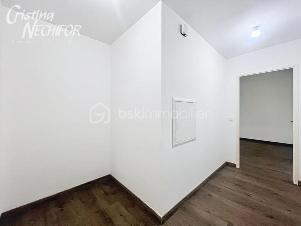 Situé au 3 étage d’une résidence moderne et sécurisée datant de 2013, cet appartement 3 pièces vous séduira par sa luminosité, son
emplacement privilégié et son agencement optimisé.

Idéalement placé en plein centre-ville de SERRIS, à seulement 20 minutes à pied de Disneyland Paris, ce bien rare vous offre un quotidien
pratique et agréable :

Au pied de la résidence : boulangerie, restaurants, deux arrêts de bus, commerces de proximité, Place Toscane, etc.
À 10 minutes à pied du RER A, 500 m du lycée Émile du Châtelet, à 2 minutes du Val d’Europe et de la Vallée Village.
L’appartement se compose de :
• Une entrée avec placard
• Deux grands chambres
• Une salle de bain
• Un WC séparé
• Un grand séjour lumineux avec cuisine ouverte, aménagée et équipée

• Résidence récente (2013) avec ascenseur
• Appartement lumineux avec une vue degagéé et sans vis-à-vis
• Une place de parking en sous-sol sécurisé
• Environnement calme et verdoyant
• Proximité immédiate de toutes les commodités
Un bien idéal en résidence principale comme en investissement patrimonial, dans l’un des secteurs les plus recherchés du secteur.
Contactez-moi dès aujourd’hui pour une visite !