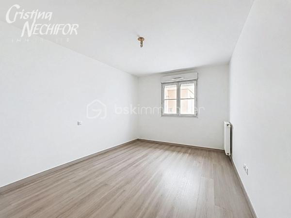 Situé au 3 étage d’une résidence moderne et sécurisée datant de 2013, cet appartement 3 pièces vous séduira par sa luminosité, son
emplacement privilégié et son agencement optimisé.

Idéalement placé en plein centre-ville de SERRIS, à seulement 20 minutes à pied de Disneyland Paris, ce bien rare vous offre un quotidien
pratique et agréable :

Au pied de la résidence : boulangerie, restaurants, deux arrêts de bus, commerces de proximité, Place Toscane, etc.
À 10 minutes à pied du RER A, 500 m du lycée Émile du Châtelet, à 2 minutes du Val d’Europe et de la Vallée Village.
L’appartement se compose de :
• Une entrée avec placard
• Deux grands chambres
• Une salle de bain
• Un WC séparé
• Un grand séjour lumineux avec cuisine ouverte, aménagée et équipée

• Résidence récente (2013) avec ascenseur
• Appartement lumineux avec une vue degagéé et sans vis-à-vis
• Une place de parking en sous-sol sécurisé
• Environnement calme et verdoyant
• Proximité immédiate de toutes les commodités
Un bien idéal en résidence principale comme en investissement patrimonial, dans l’un des secteurs les plus recherchés du secteur.
Contactez-moi dès aujourd’hui pour une visite !