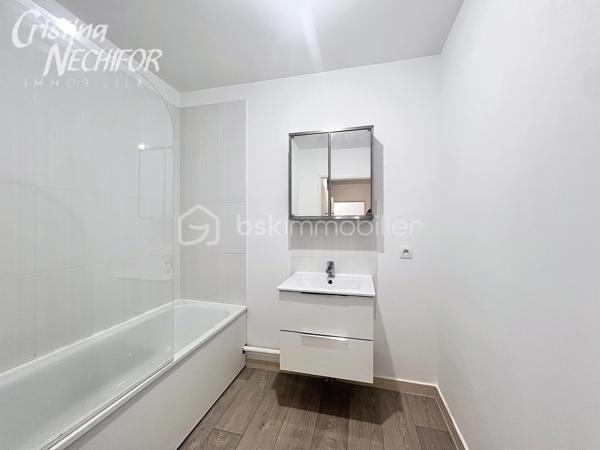Situé au 3 étage d’une résidence moderne et sécurisée datant de 2013, cet appartement 3 pièces vous séduira par sa luminosité, son
emplacement privilégié et son agencement optimisé.

Idéalement placé en plein centre-ville de SERRIS, à seulement 20 minutes à pied de Disneyland Paris, ce bien rare vous offre un quotidien
pratique et agréable :

Au pied de la résidence : boulangerie, restaurants, deux arrêts de bus, commerces de proximité, Place Toscane, etc.
À 10 minutes à pied du RER A, 500 m du lycée Émile du Châtelet, à 2 minutes du Val d’Europe et de la Vallée Village.
L’appartement se compose de :
• Une entrée avec placard
• Deux grands chambres
• Une salle de bain
• Un WC séparé
• Un grand séjour lumineux avec cuisine ouverte, aménagée et équipée

• Résidence récente (2013) avec ascenseur
• Appartement lumineux avec une vue degagéé et sans vis-à-vis
• Une place de parking en sous-sol sécurisé
• Environnement calme et verdoyant
• Proximité immédiate de toutes les commodités
Un bien idéal en résidence principale comme en investissement patrimonial, dans l’un des secteurs les plus recherchés du secteur.
Contactez-moi dès aujourd’hui pour une visite !