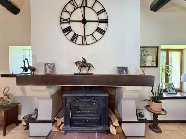 Propriété équestre avec de vastes prairies en bordure d'un magnifique lac de pêche