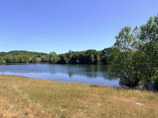 Propriété équestre avec de vastes prairies en bordure d'un magnifique lac de pêche