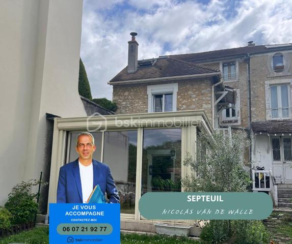Idéalement située au cœur de Septeuil, dans un environnement calme et recherché, cette charmante maison de village en triplex allie parfaitement authenticité, confort et fonctionnalité.
Dès l’entrée, vous serez séduits par une agréable pièce de vie chaleureuse comprenant un salon avec poêle à bois ainsi qu’une cuisine ouverte aménagée et équipée, pensée pour offrir convivialité et praticité au quotidien.
Dans le prolongement, une superbe extension vitrée baignée de lumière accueille la salle à manger et crée une véritable ouverture sur l’extérieur. Cet espace offre un accès direct au jardin privatif exposé Sud-Ouest, idéal pour profiter pleinement des beaux jours en toute intimité.
Le premier étage dessert une belle chambre avec balcon ainsi qu’une salle de douche avec WC.
Au dernier niveau, les combles aménagés accueillent une charmante chambre mansardée pleine de cachet.
Une grande cave voûtée vient compléter ce bien et offre un espace de stockage particulièrement appréciable.
La maison bénéficie également du double vitrage et d’un emplacement privilégié, à proximité immédiate des commerces, écoles et commodités accessibles à pied.