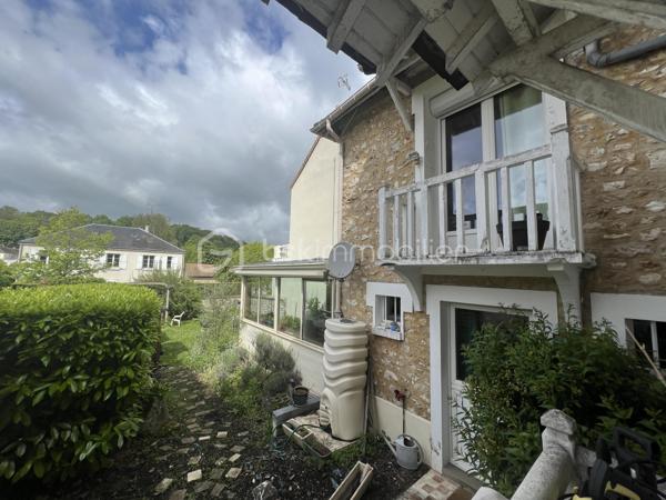 Idéalement située au cœur de Septeuil, dans un environnement calme et recherché, cette charmante maison de village en triplex allie parfaitement authenticité, confort et fonctionnalité.
Dès l’entrée, vous serez séduits par une agréable pièce de vie chaleureuse comprenant un salon avec poêle à bois ainsi qu’une cuisine ouverte aménagée et équipée, pensée pour offrir convivialité et praticité au quotidien.
Dans le prolongement, une superbe extension vitrée baignée de lumière accueille la salle à manger et crée une véritable ouverture sur l’extérieur. Cet espace offre un accès direct au jardin privatif exposé Sud-Ouest, idéal pour profiter pleinement des beaux jours en toute intimité.
Le premier étage dessert une belle chambre avec balcon ainsi qu’une salle de douche avec WC.
Au dernier niveau, les combles aménagés accueillent une charmante chambre mansardée pleine de cachet.
Une grande cave voûtée vient compléter ce bien et offre un espace de stockage particulièrement appréciable.
La maison bénéficie également du double vitrage et d’un emplacement privilégié, à proximité immédiate des commerces, écoles et commodités accessibles à pied.