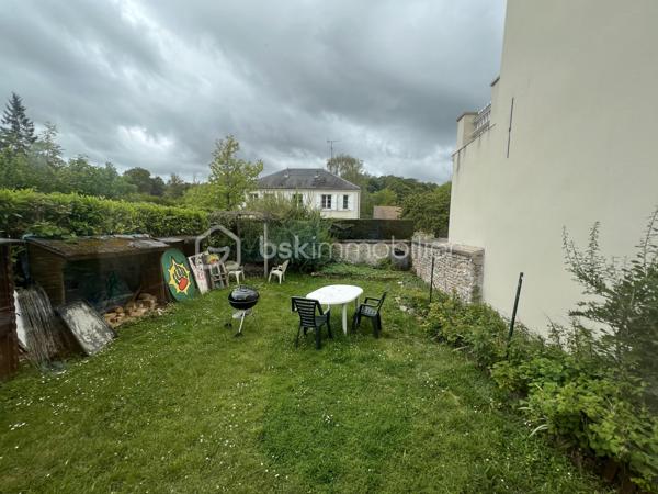 Idéalement située au cœur de Septeuil, dans un environnement calme et recherché, cette charmante maison de village en triplex allie parfaitement authenticité, confort et fonctionnalité.
Dès l’entrée, vous serez séduits par une agréable pièce de vie chaleureuse comprenant un salon avec poêle à bois ainsi qu’une cuisine ouverte aménagée et équipée, pensée pour offrir convivialité et praticité au quotidien.
Dans le prolongement, une superbe extension vitrée baignée de lumière accueille la salle à manger et crée une véritable ouverture sur l’extérieur. Cet espace offre un accès direct au jardin privatif exposé Sud-Ouest, idéal pour profiter pleinement des beaux jours en toute intimité.
Le premier étage dessert une belle chambre avec balcon ainsi qu’une salle de douche avec WC.
Au dernier niveau, les combles aménagés accueillent une charmante chambre mansardée pleine de cachet.
Une grande cave voûtée vient compléter ce bien et offre un espace de stockage particulièrement appréciable.
La maison bénéficie également du double vitrage et d’un emplacement privilégié, à proximité immédiate des commerces, écoles et commodités accessibles à pied.