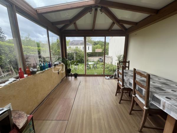 Idéalement située au cœur de Septeuil, dans un environnement calme et recherché, cette charmante maison de village en triplex allie parfaitement authenticité, confort et fonctionnalité.
Dès l’entrée, vous serez séduits par une agréable pièce de vie chaleureuse comprenant un salon avec poêle à bois ainsi qu’une cuisine ouverte aménagée et équipée, pensée pour offrir convivialité et praticité au quotidien.
Dans le prolongement, une superbe extension vitrée baignée de lumière accueille la salle à manger et crée une véritable ouverture sur l’extérieur. Cet espace offre un accès direct au jardin privatif exposé Sud-Ouest, idéal pour profiter pleinement des beaux jours en toute intimité.
Le premier étage dessert une belle chambre avec balcon ainsi qu’une salle de douche avec WC.
Au dernier niveau, les combles aménagés accueillent une charmante chambre mansardée pleine de cachet.
Une grande cave voûtée vient compléter ce bien et offre un espace de stockage particulièrement appréciable.
La maison bénéficie également du double vitrage et d’un emplacement privilégié, à proximité immédiate des commerces, écoles et commodités accessibles à pied.