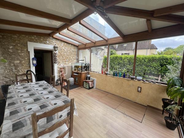 Idéalement située au cœur de Septeuil, dans un environnement calme et recherché, cette charmante maison de village en triplex allie parfaitement authenticité, confort et fonctionnalité.
Dès l’entrée, vous serez séduits par une agréable pièce de vie chaleureuse comprenant un salon avec poêle à bois ainsi qu’une cuisine ouverte aménagée et équipée, pensée pour offrir convivialité et praticité au quotidien.
Dans le prolongement, une superbe extension vitrée baignée de lumière accueille la salle à manger et crée une véritable ouverture sur l’extérieur. Cet espace offre un accès direct au jardin privatif exposé Sud-Ouest, idéal pour profiter pleinement des beaux jours en toute intimité.
Le premier étage dessert une belle chambre avec balcon ainsi qu’une salle de douche avec WC.
Au dernier niveau, les combles aménagés accueillent une charmante chambre mansardée pleine de cachet.
Une grande cave voûtée vient compléter ce bien et offre un espace de stockage particulièrement appréciable.
La maison bénéficie également du double vitrage et d’un emplacement privilégié, à proximité immédiate des commerces, écoles et commodités accessibles à pied.