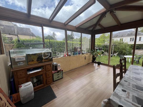 Idéalement située au cœur de Septeuil, dans un environnement calme et recherché, cette charmante maison de village en triplex allie parfaitement authenticité, confort et fonctionnalité.
Dès l’entrée, vous serez séduits par une agréable pièce de vie chaleureuse comprenant un salon avec poêle à bois ainsi qu’une cuisine ouverte aménagée et équipée, pensée pour offrir convivialité et praticité au quotidien.
Dans le prolongement, une superbe extension vitrée baignée de lumière accueille la salle à manger et crée une véritable ouverture sur l’extérieur. Cet espace offre un accès direct au jardin privatif exposé Sud-Ouest, idéal pour profiter pleinement des beaux jours en toute intimité.
Le premier étage dessert une belle chambre avec balcon ainsi qu’une salle de douche avec WC.
Au dernier niveau, les combles aménagés accueillent une charmante chambre mansardée pleine de cachet.
Une grande cave voûtée vient compléter ce bien et offre un espace de stockage particulièrement appréciable.
La maison bénéficie également du double vitrage et d’un emplacement privilégié, à proximité immédiate des commerces, écoles et commodités accessibles à pied.