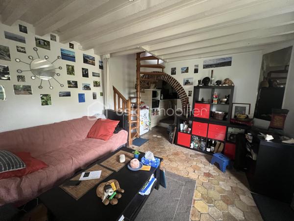 Idéalement située au cœur de Septeuil, dans un environnement calme et recherché, cette charmante maison de village en triplex allie parfaitement authenticité, confort et fonctionnalité.
Dès l’entrée, vous serez séduits par une agréable pièce de vie chaleureuse comprenant un salon avec poêle à bois ainsi qu’une cuisine ouverte aménagée et équipée, pensée pour offrir convivialité et praticité au quotidien.
Dans le prolongement, une superbe extension vitrée baignée de lumière accueille la salle à manger et crée une véritable ouverture sur l’extérieur. Cet espace offre un accès direct au jardin privatif exposé Sud-Ouest, idéal pour profiter pleinement des beaux jours en toute intimité.
Le premier étage dessert une belle chambre avec balcon ainsi qu’une salle de douche avec WC.
Au dernier niveau, les combles aménagés accueillent une charmante chambre mansardée pleine de cachet.
Une grande cave voûtée vient compléter ce bien et offre un espace de stockage particulièrement appréciable.
La maison bénéficie également du double vitrage et d’un emplacement privilégié, à proximité immédiate des commerces, écoles et commodités accessibles à pied.
