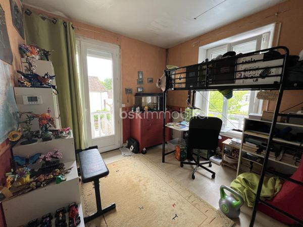 Idéalement située au cœur de Septeuil, dans un environnement calme et recherché, cette charmante maison de village en triplex allie parfaitement authenticité, confort et fonctionnalité.
Dès l’entrée, vous serez séduits par une agréable pièce de vie chaleureuse comprenant un salon avec poêle à bois ainsi qu’une cuisine ouverte aménagée et équipée, pensée pour offrir convivialité et praticité au quotidien.
Dans le prolongement, une superbe extension vitrée baignée de lumière accueille la salle à manger et crée une véritable ouverture sur l’extérieur. Cet espace offre un accès direct au jardin privatif exposé Sud-Ouest, idéal pour profiter pleinement des beaux jours en toute intimité.
Le premier étage dessert une belle chambre avec balcon ainsi qu’une salle de douche avec WC.
Au dernier niveau, les combles aménagés accueillent une charmante chambre mansardée pleine de cachet.
Une grande cave voûtée vient compléter ce bien et offre un espace de stockage particulièrement appréciable.
La maison bénéficie également du double vitrage et d’un emplacement privilégié, à proximité immédiate des commerces, écoles et commodités accessibles à pied.