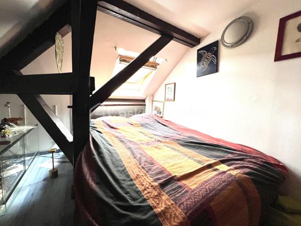 Idéalement située au cœur de Septeuil, dans un environnement calme et recherché, cette charmante maison de village en triplex allie parfaitement authenticité, confort et fonctionnalité.
Dès l’entrée, vous serez séduits par une agréable pièce de vie chaleureuse comprenant un salon avec poêle à bois ainsi qu’une cuisine ouverte aménagée et équipée, pensée pour offrir convivialité et praticité au quotidien.
Dans le prolongement, une superbe extension vitrée baignée de lumière accueille la salle à manger et crée une véritable ouverture sur l’extérieur. Cet espace offre un accès direct au jardin privatif exposé Sud-Ouest, idéal pour profiter pleinement des beaux jours en toute intimité.
Le premier étage dessert une belle chambre avec balcon ainsi qu’une salle de douche avec WC.
Au dernier niveau, les combles aménagés accueillent une charmante chambre mansardée pleine de cachet.
Une grande cave voûtée vient compléter ce bien et offre un espace de stockage particulièrement appréciable.
La maison bénéficie également du double vitrage et d’un emplacement privilégié, à proximité immédiate des commerces, écoles et commodités accessibles à pied.