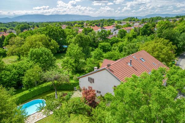 Elégante Maison familiale avec piscine et vue imprenable sur le Jura - 5 pièces ECHENEVEX (01)