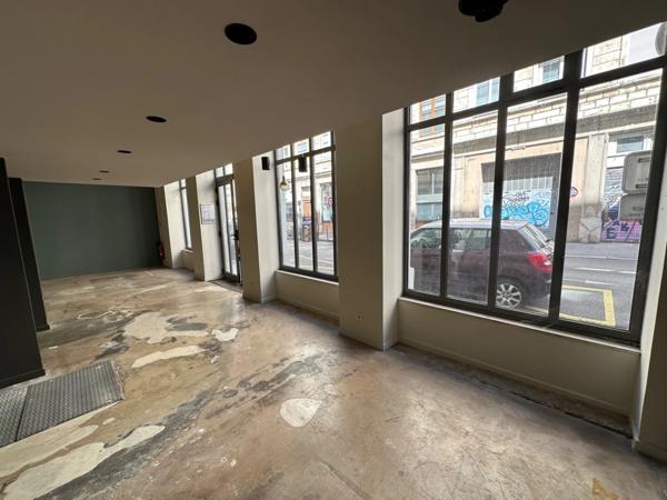 Local/bureau à louer LYON 4EME (69) local commercial type show room ou bureaux de 95m2 environ dont 65 en RDC