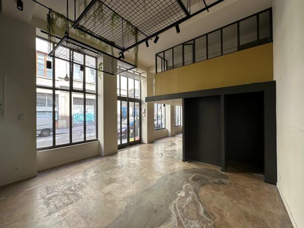 Local/bureau à louer LYON 4EME (69) local commercial type show room ou bureaux de 95m2 environ dont 65 en RDC