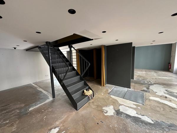 Local/bureau à louer LYON 4EME (69) local commercial type show room ou bureaux de 95m2 environ dont 65 en RDC