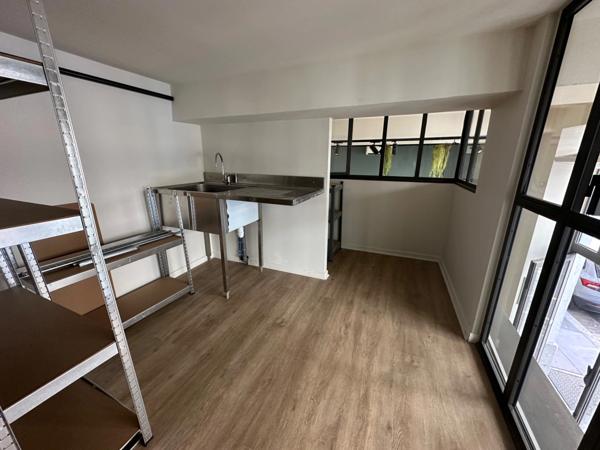 Local/bureau à louer LYON 4EME (69) local commercial type show room ou bureaux de 95m2 environ dont 65 en RDC