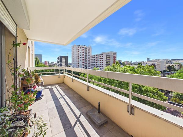 À quelques minutes des commerces, écoles et transports (métro ligne 8 Charenton-Ecole à 2 minutes à pied), découvrez ce bel appartement familial de 96,04 m² loi Carrez, situé au 2ᵉ étage d’une résidence recherchée.

L’appartement offre une distribution idéale avec une entrée dotée de nombreux rangements, un séjour lumineux d'environ 30 m² ouvrant sur une agréable terrasse de 11 m², une cuisine indépendante aménagée, trois chambres, une salle de bains, une salle d’eau, un WC indépendant ainsi qu’une buanderie.

Traversant et baigné de lumière, l’appartement bénéficie d’une vue dégagée et d’une belle sensation d’espace grâce à son séjour et sa terrasse accessible depuis la pièce de vie.

La partie nuit, parfaitement distincte de l’espace de réception, comprend trois chambres confortables dont une suite avec salle d’eau privative, offrant un cadre de vie idéal pour une famille.

Vous apprécierez également les nombreux rangements intégrés, particulièrement recherchés sur ce type de bien.

Un box fermé de 11,20 m² en sous-sol complète ce bien.

Les atouts :

✔ 96,04 m² Carrez
✔ 3 chambres
✔Grand Séjour 
✔ Terrasse 
✔ Box fermé 
✔ Salle de bains + salle d’eau
✔ Buanderie
✔ Nombreux rangements
✔ Résidence recherchée
✔ Vue dégagée
✔ Gardien d'immeuble 

Charges: - 233 euros de charges par mois comprenant l'eau froide, l'entretien des parties communes, ascenseur, gardien. 
60 euros de charges par mois pour le box. 

Un appartement familial aux volumes généreux, offrant confort, luminosité et fonctionnalité dans l’un des secteurs les plus recherchés de Charenton-le-Pont.