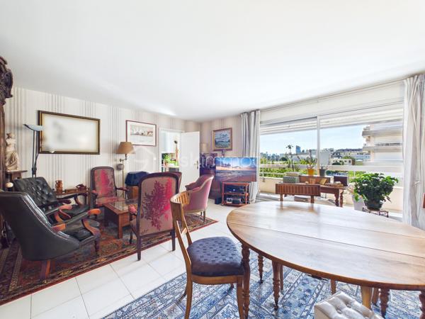 À quelques minutes des commerces, écoles et transports (métro ligne 8 Charenton-Ecole à 2 minutes à pied), découvrez ce bel appartement familial de 96,04 m² loi Carrez, situé au 2ᵉ étage d’une résidence recherchée.

L’appartement offre une distribution idéale avec une entrée dotée de nombreux rangements, un séjour lumineux d'environ 30 m² ouvrant sur une agréable terrasse de 11 m², une cuisine indépendante aménagée, trois chambres, une salle de bains, une salle d’eau, un WC indépendant ainsi qu’une buanderie.

Traversant et baigné de lumière, l’appartement bénéficie d’une vue dégagée et d’une belle sensation d’espace grâce à son séjour et sa terrasse accessible depuis la pièce de vie.

La partie nuit, parfaitement distincte de l’espace de réception, comprend trois chambres confortables dont une suite avec salle d’eau privative, offrant un cadre de vie idéal pour une famille.

Vous apprécierez également les nombreux rangements intégrés, particulièrement recherchés sur ce type de bien.

Un box fermé de 11,20 m² en sous-sol complète ce bien.

Les atouts :

✔ 96,04 m² Carrez
✔ 3 chambres
✔Grand Séjour 
✔ Terrasse 
✔ Box fermé 
✔ Salle de bains + salle d’eau
✔ Buanderie
✔ Nombreux rangements
✔ Résidence recherchée
✔ Vue dégagée
✔ Gardien d'immeuble 

Charges: - 233 euros de charges par mois comprenant l'eau froide, l'entretien des parties communes, ascenseur, gardien. 
60 euros de charges par mois pour le box. 

Un appartement familial aux volumes généreux, offrant confort, luminosité et fonctionnalité dans l’un des secteurs les plus recherchés de Charenton-le-Pont.
