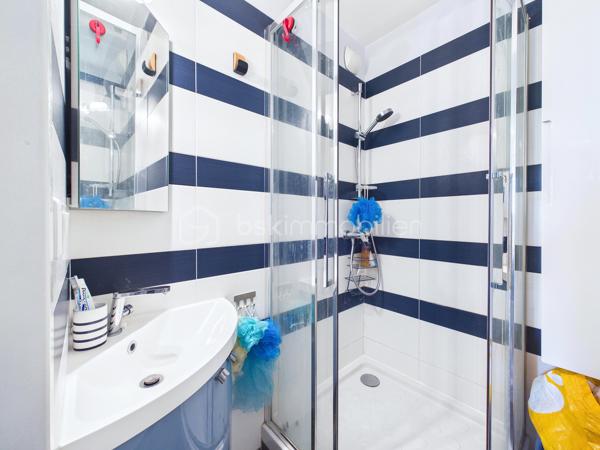 À quelques minutes des commerces, écoles et transports (métro ligne 8 Charenton-Ecole à 2 minutes à pied), découvrez ce bel appartement familial de 96,04 m² loi Carrez, situé au 2ᵉ étage d’une résidence recherchée.

L’appartement offre une distribution idéale avec une entrée dotée de nombreux rangements, un séjour lumineux d'environ 30 m² ouvrant sur une agréable terrasse de 11 m², une cuisine indépendante aménagée, trois chambres, une salle de bains, une salle d’eau, un WC indépendant ainsi qu’une buanderie.

Traversant et baigné de lumière, l’appartement bénéficie d’une vue dégagée et d’une belle sensation d’espace grâce à son séjour et sa terrasse accessible depuis la pièce de vie.

La partie nuit, parfaitement distincte de l’espace de réception, comprend trois chambres confortables dont une suite avec salle d’eau privative, offrant un cadre de vie idéal pour une famille.

Vous apprécierez également les nombreux rangements intégrés, particulièrement recherchés sur ce type de bien.

Un box fermé de 11,20 m² en sous-sol complète ce bien.

Les atouts :

✔ 96,04 m² Carrez
✔ 3 chambres
✔Grand Séjour 
✔ Terrasse 
✔ Box fermé 
✔ Salle de bains + salle d’eau
✔ Buanderie
✔ Nombreux rangements
✔ Résidence recherchée
✔ Vue dégagée
✔ Gardien d'immeuble 

Charges: - 233 euros de charges par mois comprenant l'eau froide, l'entretien des parties communes, ascenseur, gardien. 
60 euros de charges par mois pour le box. 

Un appartement familial aux volumes généreux, offrant confort, luminosité et fonctionnalité dans l’un des secteurs les plus recherchés de Charenton-le-Pont.
