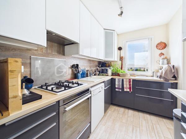 À quelques minutes des commerces, écoles et transports (métro ligne 8 Charenton-Ecole à 2 minutes à pied), découvrez ce bel appartement familial de 96,04 m² loi Carrez, situé au 2ᵉ étage d’une résidence recherchée.

L’appartement offre une distribution idéale avec une entrée dotée de nombreux rangements, un séjour lumineux d'environ 30 m² ouvrant sur une agréable terrasse de 11 m², une cuisine indépendante aménagée, trois chambres, une salle de bains, une salle d’eau, un WC indépendant ainsi qu’une buanderie.

Traversant et baigné de lumière, l’appartement bénéficie d’une vue dégagée et d’une belle sensation d’espace grâce à son séjour et sa terrasse accessible depuis la pièce de vie.

La partie nuit, parfaitement distincte de l’espace de réception, comprend trois chambres confortables dont une suite avec salle d’eau privative, offrant un cadre de vie idéal pour une famille.

Vous apprécierez également les nombreux rangements intégrés, particulièrement recherchés sur ce type de bien.

Un box fermé de 11,20 m² en sous-sol complète ce bien.

Les atouts :

✔ 96,04 m² Carrez
✔ 3 chambres
✔Grand Séjour 
✔ Terrasse 
✔ Box fermé 
✔ Salle de bains + salle d’eau
✔ Buanderie
✔ Nombreux rangements
✔ Résidence recherchée
✔ Vue dégagée
✔ Gardien d'immeuble 

Charges: - 233 euros de charges par mois comprenant l'eau froide, l'entretien des parties communes, ascenseur, gardien. 
60 euros de charges par mois pour le box. 

Un appartement familial aux volumes généreux, offrant confort, luminosité et fonctionnalité dans l’un des secteurs les plus recherchés de Charenton-le-Pont.