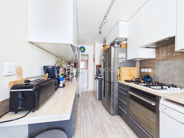 À quelques minutes des commerces, écoles et transports (métro ligne 8 Charenton-Ecole à 2 minutes à pied), découvrez ce bel appartement familial de 96,04 m² loi Carrez, situé au 2ᵉ étage d’une résidence recherchée.

L’appartement offre une distribution idéale avec une entrée dotée de nombreux rangements, un séjour lumineux d'environ 30 m² ouvrant sur une agréable terrasse de 11 m², une cuisine indépendante aménagée, trois chambres, une salle de bains, une salle d’eau, un WC indépendant ainsi qu’une buanderie.

Traversant et baigné de lumière, l’appartement bénéficie d’une vue dégagée et d’une belle sensation d’espace grâce à son séjour et sa terrasse accessible depuis la pièce de vie.

La partie nuit, parfaitement distincte de l’espace de réception, comprend trois chambres confortables dont une suite avec salle d’eau privative, offrant un cadre de vie idéal pour une famille.

Vous apprécierez également les nombreux rangements intégrés, particulièrement recherchés sur ce type de bien.

Un box fermé de 11,20 m² en sous-sol complète ce bien.

Les atouts :

✔ 96,04 m² Carrez
✔ 3 chambres
✔Grand Séjour 
✔ Terrasse 
✔ Box fermé 
✔ Salle de bains + salle d’eau
✔ Buanderie
✔ Nombreux rangements
✔ Résidence recherchée
✔ Vue dégagée
✔ Gardien d'immeuble 

Charges: - 233 euros de charges par mois comprenant l'eau froide, l'entretien des parties communes, ascenseur, gardien. 
60 euros de charges par mois pour le box. 

Un appartement familial aux volumes généreux, offrant confort, luminosité et fonctionnalité dans l’un des secteurs les plus recherchés de Charenton-le-Pont.