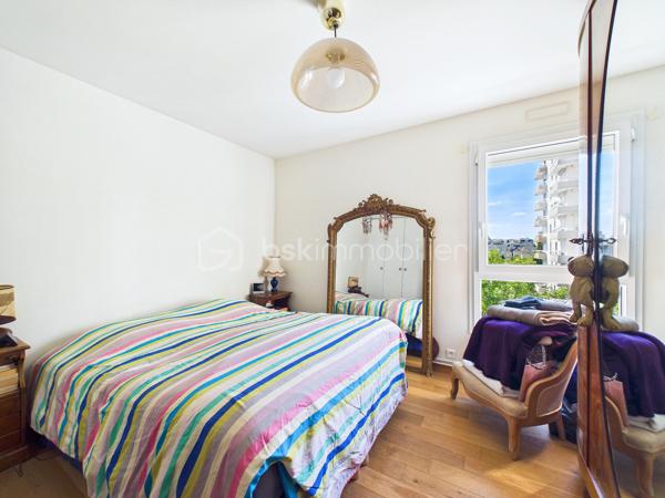 À quelques minutes des commerces, écoles et transports (métro ligne 8 Charenton-Ecole à 2 minutes à pied), découvrez ce bel appartement familial de 96,04 m² loi Carrez, situé au 2ᵉ étage d’une résidence recherchée.

L’appartement offre une distribution idéale avec une entrée dotée de nombreux rangements, un séjour lumineux d'environ 30 m² ouvrant sur une agréable terrasse de 11 m², une cuisine indépendante aménagée, trois chambres, une salle de bains, une salle d’eau, un WC indépendant ainsi qu’une buanderie.

Traversant et baigné de lumière, l’appartement bénéficie d’une vue dégagée et d’une belle sensation d’espace grâce à son séjour et sa terrasse accessible depuis la pièce de vie.

La partie nuit, parfaitement distincte de l’espace de réception, comprend trois chambres confortables dont une suite avec salle d’eau privative, offrant un cadre de vie idéal pour une famille.

Vous apprécierez également les nombreux rangements intégrés, particulièrement recherchés sur ce type de bien.

Un box fermé de 11,20 m² en sous-sol complète ce bien.

Les atouts :

✔ 96,04 m² Carrez
✔ 3 chambres
✔Grand Séjour 
✔ Terrasse 
✔ Box fermé 
✔ Salle de bains + salle d’eau
✔ Buanderie
✔ Nombreux rangements
✔ Résidence recherchée
✔ Vue dégagée
✔ Gardien d'immeuble 

Charges: - 233 euros de charges par mois comprenant l'eau froide, l'entretien des parties communes, ascenseur, gardien. 
60 euros de charges par mois pour le box. 

Un appartement familial aux volumes généreux, offrant confort, luminosité et fonctionnalité dans l’un des secteurs les plus recherchés de Charenton-le-Pont.