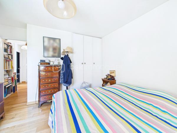 À quelques minutes des commerces, écoles et transports (métro ligne 8 Charenton-Ecole à 2 minutes à pied), découvrez ce bel appartement familial de 96,04 m² loi Carrez, situé au 2ᵉ étage d’une résidence recherchée.

L’appartement offre une distribution idéale avec une entrée dotée de nombreux rangements, un séjour lumineux d'environ 30 m² ouvrant sur une agréable terrasse de 11 m², une cuisine indépendante aménagée, trois chambres, une salle de bains, une salle d’eau, un WC indépendant ainsi qu’une buanderie.

Traversant et baigné de lumière, l’appartement bénéficie d’une vue dégagée et d’une belle sensation d’espace grâce à son séjour et sa terrasse accessible depuis la pièce de vie.

La partie nuit, parfaitement distincte de l’espace de réception, comprend trois chambres confortables dont une suite avec salle d’eau privative, offrant un cadre de vie idéal pour une famille.

Vous apprécierez également les nombreux rangements intégrés, particulièrement recherchés sur ce type de bien.

Un box fermé de 11,20 m² en sous-sol complète ce bien.

Les atouts :

✔ 96,04 m² Carrez
✔ 3 chambres
✔Grand Séjour 
✔ Terrasse 
✔ Box fermé 
✔ Salle de bains + salle d’eau
✔ Buanderie
✔ Nombreux rangements
✔ Résidence recherchée
✔ Vue dégagée
✔ Gardien d'immeuble 

Charges: - 233 euros de charges par mois comprenant l'eau froide, l'entretien des parties communes, ascenseur, gardien. 
60 euros de charges par mois pour le box. 

Un appartement familial aux volumes généreux, offrant confort, luminosité et fonctionnalité dans l’un des secteurs les plus recherchés de Charenton-le-Pont.