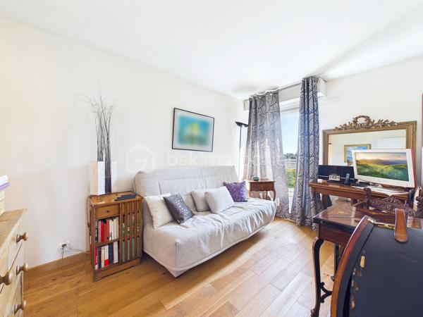 À quelques minutes des commerces, écoles et transports (métro ligne 8 Charenton-Ecole à 2 minutes à pied), découvrez ce bel appartement familial de 96,04 m² loi Carrez, situé au 2ᵉ étage d’une résidence recherchée.

L’appartement offre une distribution idéale avec une entrée dotée de nombreux rangements, un séjour lumineux d'environ 30 m² ouvrant sur une agréable terrasse de 11 m², une cuisine indépendante aménagée, trois chambres, une salle de bains, une salle d’eau, un WC indépendant ainsi qu’une buanderie.

Traversant et baigné de lumière, l’appartement bénéficie d’une vue dégagée et d’une belle sensation d’espace grâce à son séjour et sa terrasse accessible depuis la pièce de vie.

La partie nuit, parfaitement distincte de l’espace de réception, comprend trois chambres confortables dont une suite avec salle d’eau privative, offrant un cadre de vie idéal pour une famille.

Vous apprécierez également les nombreux rangements intégrés, particulièrement recherchés sur ce type de bien.

Un box fermé de 11,20 m² en sous-sol complète ce bien.

Les atouts :

✔ 96,04 m² Carrez
✔ 3 chambres
✔Grand Séjour 
✔ Terrasse 
✔ Box fermé 
✔ Salle de bains + salle d’eau
✔ Buanderie
✔ Nombreux rangements
✔ Résidence recherchée
✔ Vue dégagée
✔ Gardien d'immeuble 

Charges: - 233 euros de charges par mois comprenant l'eau froide, l'entretien des parties communes, ascenseur, gardien. 
60 euros de charges par mois pour le box. 

Un appartement familial aux volumes généreux, offrant confort, luminosité et fonctionnalité dans l’un des secteurs les plus recherchés de Charenton-le-Pont.