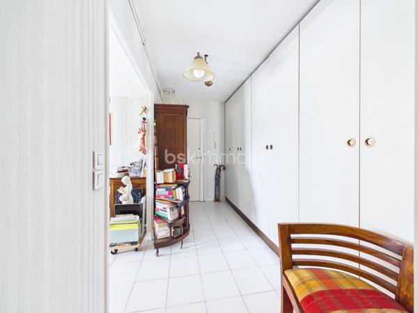 À quelques minutes des commerces, écoles et transports (métro ligne 8 Charenton-Ecole à 2 minutes à pied), découvrez ce bel appartement familial de 96,04 m² loi Carrez, situé au 2ᵉ étage d’une résidence recherchée.

L’appartement offre une distribution idéale avec une entrée dotée de nombreux rangements, un séjour lumineux d'environ 30 m² ouvrant sur une agréable terrasse de 11 m², une cuisine indépendante aménagée, trois chambres, une salle de bains, une salle d’eau, un WC indépendant ainsi qu’une buanderie.

Traversant et baigné de lumière, l’appartement bénéficie d’une vue dégagée et d’une belle sensation d’espace grâce à son séjour et sa terrasse accessible depuis la pièce de vie.

La partie nuit, parfaitement distincte de l’espace de réception, comprend trois chambres confortables dont une suite avec salle d’eau privative, offrant un cadre de vie idéal pour une famille.

Vous apprécierez également les nombreux rangements intégrés, particulièrement recherchés sur ce type de bien.

Un box fermé de 11,20 m² en sous-sol complète ce bien.

Les atouts :

✔ 96,04 m² Carrez
✔ 3 chambres
✔Grand Séjour 
✔ Terrasse 
✔ Box fermé 
✔ Salle de bains + salle d’eau
✔ Buanderie
✔ Nombreux rangements
✔ Résidence recherchée
✔ Vue dégagée
✔ Gardien d'immeuble 

Charges: - 233 euros de charges par mois comprenant l'eau froide, l'entretien des parties communes, ascenseur, gardien. 
60 euros de charges par mois pour le box. 

Un appartement familial aux volumes généreux, offrant confort, luminosité et fonctionnalité dans l’un des secteurs les plus recherchés de Charenton-le-Pont.