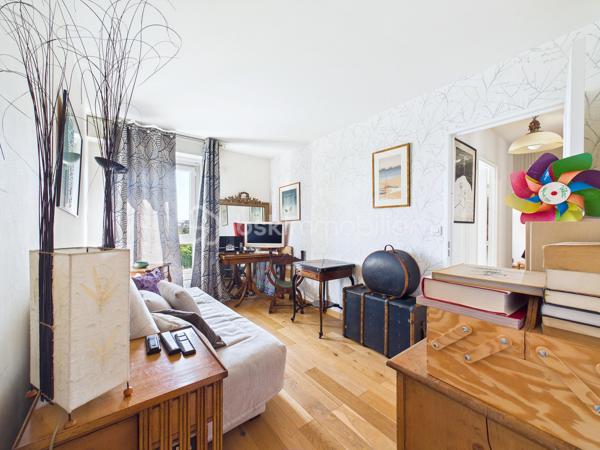 À quelques minutes des commerces, écoles et transports (métro ligne 8 Charenton-Ecole à 2 minutes à pied), découvrez ce bel appartement familial de 96,04 m² loi Carrez, situé au 2ᵉ étage d’une résidence recherchée.

L’appartement offre une distribution idéale avec une entrée dotée de nombreux rangements, un séjour lumineux d'environ 30 m² ouvrant sur une agréable terrasse de 11 m², une cuisine indépendante aménagée, trois chambres, une salle de bains, une salle d’eau, un WC indépendant ainsi qu’une buanderie.

Traversant et baigné de lumière, l’appartement bénéficie d’une vue dégagée et d’une belle sensation d’espace grâce à son séjour et sa terrasse accessible depuis la pièce de vie.

La partie nuit, parfaitement distincte de l’espace de réception, comprend trois chambres confortables dont une suite avec salle d’eau privative, offrant un cadre de vie idéal pour une famille.

Vous apprécierez également les nombreux rangements intégrés, particulièrement recherchés sur ce type de bien.

Un box fermé de 11,20 m² en sous-sol complète ce bien.

Les atouts :

✔ 96,04 m² Carrez
✔ 3 chambres
✔Grand Séjour 
✔ Terrasse 
✔ Box fermé 
✔ Salle de bains + salle d’eau
✔ Buanderie
✔ Nombreux rangements
✔ Résidence recherchée
✔ Vue dégagée
✔ Gardien d'immeuble 

Charges: - 233 euros de charges par mois comprenant l'eau froide, l'entretien des parties communes, ascenseur, gardien. 
60 euros de charges par mois pour le box. 

Un appartement familial aux volumes généreux, offrant confort, luminosité et fonctionnalité dans l’un des secteurs les plus recherchés de Charenton-le-Pont.