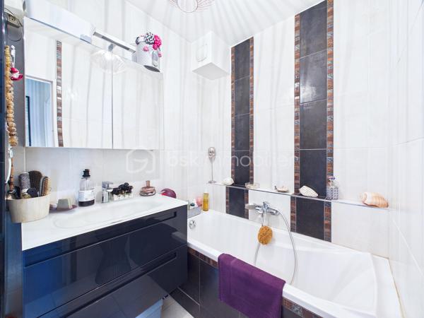 À quelques minutes des commerces, écoles et transports (métro ligne 8 Charenton-Ecole à 2 minutes à pied), découvrez ce bel appartement familial de 96,04 m² loi Carrez, situé au 2ᵉ étage d’une résidence recherchée.

L’appartement offre une distribution idéale avec une entrée dotée de nombreux rangements, un séjour lumineux d'environ 30 m² ouvrant sur une agréable terrasse de 11 m², une cuisine indépendante aménagée, trois chambres, une salle de bains, une salle d’eau, un WC indépendant ainsi qu’une buanderie.

Traversant et baigné de lumière, l’appartement bénéficie d’une vue dégagée et d’une belle sensation d’espace grâce à son séjour et sa terrasse accessible depuis la pièce de vie.

La partie nuit, parfaitement distincte de l’espace de réception, comprend trois chambres confortables dont une suite avec salle d’eau privative, offrant un cadre de vie idéal pour une famille.

Vous apprécierez également les nombreux rangements intégrés, particulièrement recherchés sur ce type de bien.

Un box fermé de 11,20 m² en sous-sol complète ce bien.

Les atouts :

✔ 96,04 m² Carrez
✔ 3 chambres
✔Grand Séjour 
✔ Terrasse 
✔ Box fermé 
✔ Salle de bains + salle d’eau
✔ Buanderie
✔ Nombreux rangements
✔ Résidence recherchée
✔ Vue dégagée
✔ Gardien d'immeuble 

Charges: - 233 euros de charges par mois comprenant l'eau froide, l'entretien des parties communes, ascenseur, gardien. 
60 euros de charges par mois pour le box. 

Un appartement familial aux volumes généreux, offrant confort, luminosité et fonctionnalité dans l’un des secteurs les plus recherchés de Charenton-le-Pont.