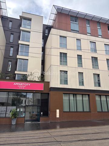 Appartement 1 pièce 23.49 m²

Un investissement rentable et sécurisé
Investissez dans un appartement géré avec un loyer sécurisé par bail commercial, sans contrainte de gestion ni vacance locative.
Dans un Appart 'Hôtel en coeur de ville Ce bien n'est pas destiné à l'occupation personnelle, ni pour soi ni pour un proche.
Les atouts de cet investissement :

Gestion 100 % déléguée
Loyer perçu toute l'année, même en cas de vacance locative
Exploitant solide
Aucune démarche locative à prévoir
Fiscalité avantageuse du LMNP

Détails du bien

APPARTCITY LE MANS CENTRE ***
 34 boulevard Robert Jarry - 72000 LE MANS
Type : Studio meublé
Surface : 23.49 m2
Étage : 1  
Loyer annuel : 3820.08 EUR
Charges annuelles :  85.49EUR
Taxe foncière : 287 EUR
Bail commercial en cours 12/2027

Idéal pour un Investisseur souhaitant :
un revenu locatif stable et sécurisé,
un placement immobilier sans gestion,
un complément de revenus défiscalisé grâce au statut LMNP.

A propos de la copropriété :
Pas de procédure en cours
Nombre de lots : 196