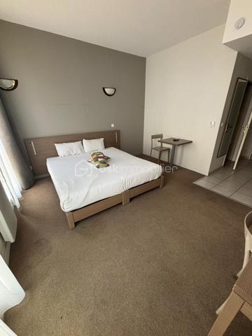 Appartement 1 pièce 23.49 m²

Un investissement rentable et sécurisé
Investissez dans un appartement géré avec un loyer sécurisé par bail commercial, sans contrainte de gestion ni vacance locative.
Dans un Appart 'Hôtel en coeur de ville Ce bien n'est pas destiné à l'occupation personnelle, ni pour soi ni pour un proche.
Les atouts de cet investissement :

Gestion 100 % déléguée
Loyer perçu toute l'année, même en cas de vacance locative
Exploitant solide
Aucune démarche locative à prévoir
Fiscalité avantageuse du LMNP

Détails du bien

APPARTCITY LE MANS CENTRE ***
 34 boulevard Robert Jarry - 72000 LE MANS
Type : Studio meublé
Surface : 23.49 m2
Étage : 1  
Loyer annuel : 3820.08 EUR
Charges annuelles :  85.49EUR
Taxe foncière : 287 EUR
Bail commercial en cours 12/2027

Idéal pour un Investisseur souhaitant :
un revenu locatif stable et sécurisé,
un placement immobilier sans gestion,
un complément de revenus défiscalisé grâce au statut LMNP.

A propos de la copropriété :
Pas de procédure en cours
Nombre de lots : 196