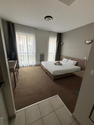 Appartement 1 pièce 23.49 m²

Un investissement rentable et sécurisé
Investissez dans un appartement géré avec un loyer sécurisé par bail commercial, sans contrainte de gestion ni vacance locative.
Dans un Appart 'Hôtel en coeur de ville Ce bien n'est pas destiné à l'occupation personnelle, ni pour soi ni pour un proche.
Les atouts de cet investissement :

Gestion 100 % déléguée
Loyer perçu toute l'année, même en cas de vacance locative
Exploitant solide
Aucune démarche locative à prévoir
Fiscalité avantageuse du LMNP

Détails du bien

APPARTCITY LE MANS CENTRE ***
 34 boulevard Robert Jarry - 72000 LE MANS
Type : Studio meublé
Surface : 23.49 m2
Étage : 1  
Loyer annuel : 3820.08 EUR
Charges annuelles :  85.49EUR
Taxe foncière : 287 EUR
Bail commercial en cours 12/2027

Idéal pour un Investisseur souhaitant :
un revenu locatif stable et sécurisé,
un placement immobilier sans gestion,
un complément de revenus défiscalisé grâce au statut LMNP.

A propos de la copropriété :
Pas de procédure en cours
Nombre de lots : 196