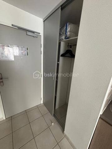Appartement 1 pièce 23.49 m²

Un investissement rentable et sécurisé
Investissez dans un appartement géré avec un loyer sécurisé par bail commercial, sans contrainte de gestion ni vacance locative.
Dans un Appart 'Hôtel en coeur de ville Ce bien n'est pas destiné à l'occupation personnelle, ni pour soi ni pour un proche.
Les atouts de cet investissement :

Gestion 100 % déléguée
Loyer perçu toute l'année, même en cas de vacance locative
Exploitant solide
Aucune démarche locative à prévoir
Fiscalité avantageuse du LMNP

Détails du bien

APPARTCITY LE MANS CENTRE ***
 34 boulevard Robert Jarry - 72000 LE MANS
Type : Studio meublé
Surface : 23.49 m2
Étage : 1  
Loyer annuel : 3820.08 EUR
Charges annuelles :  85.49EUR
Taxe foncière : 287 EUR
Bail commercial en cours 12/2027

Idéal pour un Investisseur souhaitant :
un revenu locatif stable et sécurisé,
un placement immobilier sans gestion,
un complément de revenus défiscalisé grâce au statut LMNP.

A propos de la copropriété :
Pas de procédure en cours
Nombre de lots : 196