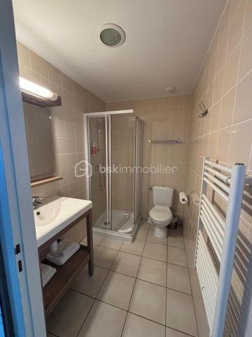 Appartement 1 pièce 23.49 m²

Un investissement rentable et sécurisé
Investissez dans un appartement géré avec un loyer sécurisé par bail commercial, sans contrainte de gestion ni vacance locative.
Dans un Appart 'Hôtel en coeur de ville Ce bien n'est pas destiné à l'occupation personnelle, ni pour soi ni pour un proche.
Les atouts de cet investissement :

Gestion 100 % déléguée
Loyer perçu toute l'année, même en cas de vacance locative
Exploitant solide
Aucune démarche locative à prévoir
Fiscalité avantageuse du LMNP

Détails du bien

APPARTCITY LE MANS CENTRE ***
 34 boulevard Robert Jarry - 72000 LE MANS
Type : Studio meublé
Surface : 23.49 m2
Étage : 1  
Loyer annuel : 3820.08 EUR
Charges annuelles :  85.49EUR
Taxe foncière : 287 EUR
Bail commercial en cours 12/2027

Idéal pour un Investisseur souhaitant :
un revenu locatif stable et sécurisé,
un placement immobilier sans gestion,
un complément de revenus défiscalisé grâce au statut LMNP.

A propos de la copropriété :
Pas de procédure en cours
Nombre de lots : 196