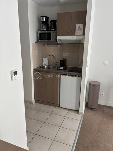 Appartement 1 pièce 23.49 m²

Un investissement rentable et sécurisé
Investissez dans un appartement géré avec un loyer sécurisé par bail commercial, sans contrainte de gestion ni vacance locative.
Dans un Appart 'Hôtel en coeur de ville Ce bien n'est pas destiné à l'occupation personnelle, ni pour soi ni pour un proche.
Les atouts de cet investissement :

Gestion 100 % déléguée
Loyer perçu toute l'année, même en cas de vacance locative
Exploitant solide
Aucune démarche locative à prévoir
Fiscalité avantageuse du LMNP

Détails du bien

APPARTCITY LE MANS CENTRE ***
 34 boulevard Robert Jarry - 72000 LE MANS
Type : Studio meublé
Surface : 23.49 m2
Étage : 1  
Loyer annuel : 3820.08 EUR
Charges annuelles :  85.49EUR
Taxe foncière : 287 EUR
Bail commercial en cours 12/2027

Idéal pour un Investisseur souhaitant :
un revenu locatif stable et sécurisé,
un placement immobilier sans gestion,
un complément de revenus défiscalisé grâce au statut LMNP.

A propos de la copropriété :
Pas de procédure en cours
Nombre de lots : 196