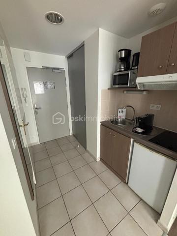 Appartement 1 pièce 23.49 m²

Un investissement rentable et sécurisé
Investissez dans un appartement géré avec un loyer sécurisé par bail commercial, sans contrainte de gestion ni vacance locative.
Dans un Appart 'Hôtel en coeur de ville Ce bien n'est pas destiné à l'occupation personnelle, ni pour soi ni pour un proche.
Les atouts de cet investissement :

Gestion 100 % déléguée
Loyer perçu toute l'année, même en cas de vacance locative
Exploitant solide
Aucune démarche locative à prévoir
Fiscalité avantageuse du LMNP

Détails du bien

APPARTCITY LE MANS CENTRE ***
 34 boulevard Robert Jarry - 72000 LE MANS
Type : Studio meublé
Surface : 23.49 m2
Étage : 1  
Loyer annuel : 3820.08 EUR
Charges annuelles :  85.49EUR
Taxe foncière : 287 EUR
Bail commercial en cours 12/2027

Idéal pour un Investisseur souhaitant :
un revenu locatif stable et sécurisé,
un placement immobilier sans gestion,
un complément de revenus défiscalisé grâce au statut LMNP.

A propos de la copropriété :
Pas de procédure en cours
Nombre de lots : 196