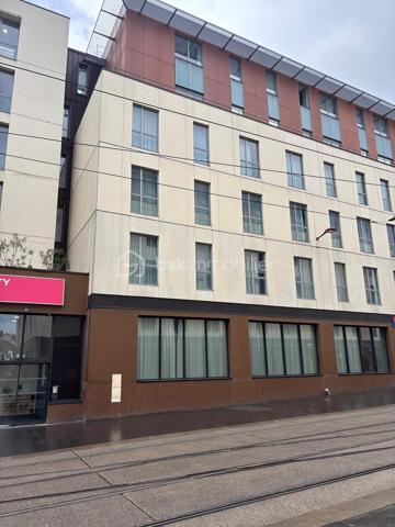 Appartement 1 pièce 23.49 m²

Un investissement rentable et sécurisé
Investissez dans un appartement géré avec un loyer sécurisé par bail commercial, sans contrainte de gestion ni vacance locative.
Dans un Appart 'Hôtel en coeur de ville Ce bien n'est pas destiné à l'occupation personnelle, ni pour soi ni pour un proche.
Les atouts de cet investissement :

Gestion 100 % déléguée
Loyer perçu toute l'année, même en cas de vacance locative
Exploitant solide
Aucune démarche locative à prévoir
Fiscalité avantageuse du LMNP

Détails du bien

APPARTCITY LE MANS CENTRE ***
 34 boulevard Robert Jarry - 72000 LE MANS
Type : Studio meublé
Surface : 23.49 m2
Étage : 1  
Loyer annuel : 3820.08 EUR
Charges annuelles :  85.49EUR
Taxe foncière : 287 EUR
Bail commercial en cours 12/2027

Idéal pour un Investisseur souhaitant :
un revenu locatif stable et sécurisé,
un placement immobilier sans gestion,
un complément de revenus défiscalisé grâce au statut LMNP.

A propos de la copropriété :
Pas de procédure en cours
Nombre de lots : 196