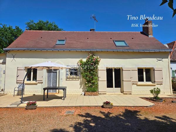 Au fond d'une impasse, sans vis-à-vis, entre Angers et Tours, dans un hameau calme de l'Anjou — ici, on respire vraiment.

Niché à La Pellerine, à seulement 7 minutes de Noyant, 20 minutes de Baugé et 30 de Saumur, cette maison ancienne de 1850 offre un cadre de vie rare : entièrement clôturée, arborée, sans passage ni regard extérieur. Un terrain de plus de 9 000 m² verdoyant, divisé entre forêt, pairie et jardin,  qui devient vite un véritable art de vivre à la campagne.

La maison, en bon état général, ne demande que peu de travaux. Au rez-de-chaussée, le salon-séjour de 32 m² avec cheminée à insert donne le ton ; la cuisine a été rénovée, aménagée et équipée et profite d'une arrière cuisine et une cave. Ce niveau est complété par un bureau de 9m², ainsi qu'un toilette indépendant et une salle d'eau.
À l'étage, trois chambres lumineuses dont une chambre principale de plus de 16 m² avec rangements intégrés, et 2 plus petites. 

Côté extérieur, tout est déjà là :
- Piscine 8×4 m avec liner récent, filtre à sable et alarme homologuée
- Grand garage de 30 m² et plusieurs cabanons de stockage
- Arbres fruitiers, potager et poulailler aménagé
- Jardin entièrement clos, arboré, sans vis-à-vis
- Plusieurs coins d'ombre pour créer des moments inoubliable.

Un bien complet, fonctionnel, prêt à vivre — où il fait bon s'installer sans se retourner.
À découvrir sans tarder